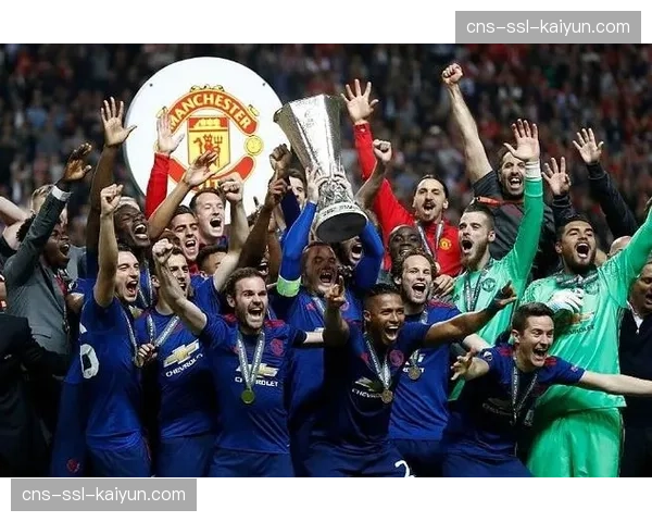 特写：终场哨响，意大利队长米凯莱-拉马罗尼与队友相拥庆祝历史性胜利